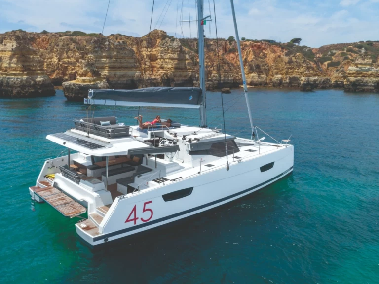 Fountaine Pajot Elba 45 między profesjonalistami a osobami prywatnymi w Ajaccio