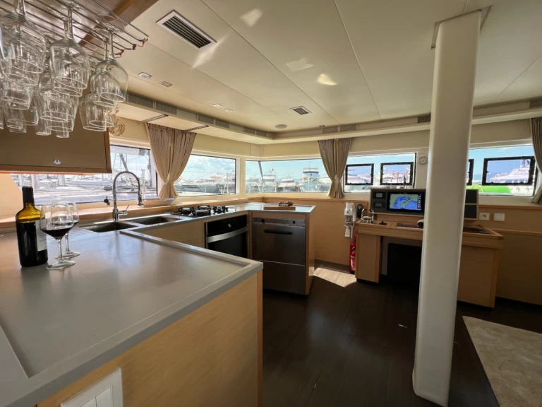 Lagoon Lagoon 52 F między profesjonalistami a osobami prywatnymi w Cagliari