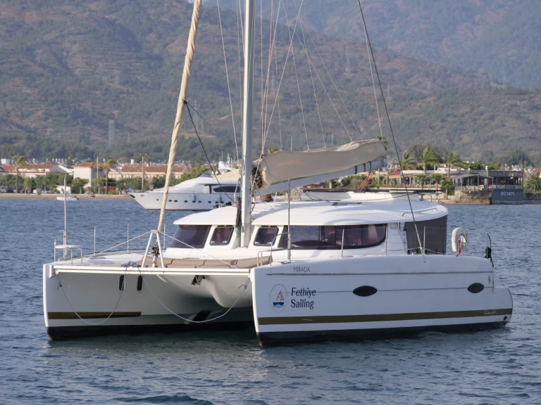 Fountaine Pajot Lipari 41 między profesjonalistami a osobami prywatnymi w Fethiye