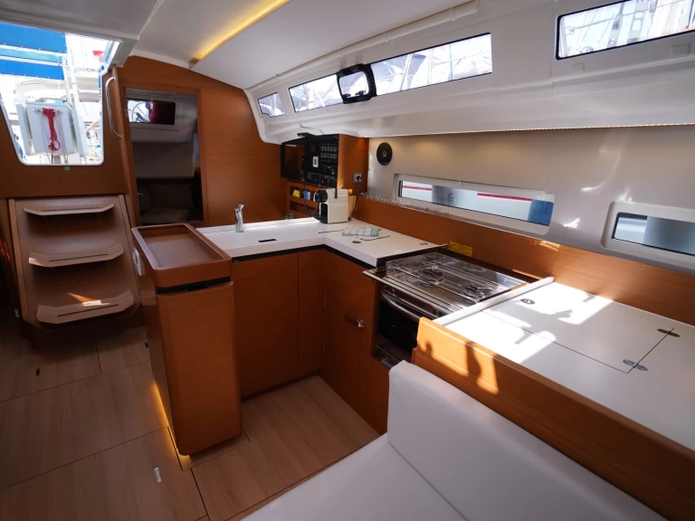 Wynajem Żaglowiec Jeanneau z patentem 