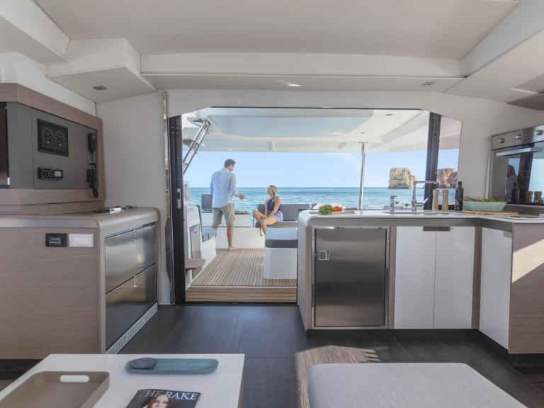 Fountaine Pajot Elba 45 S między profesjonalistami a osobami prywatnymi w Cogolin