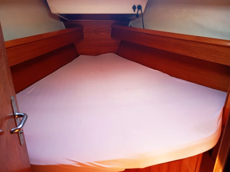 Wynajem Żaglowiec Jeanneau z patentem 