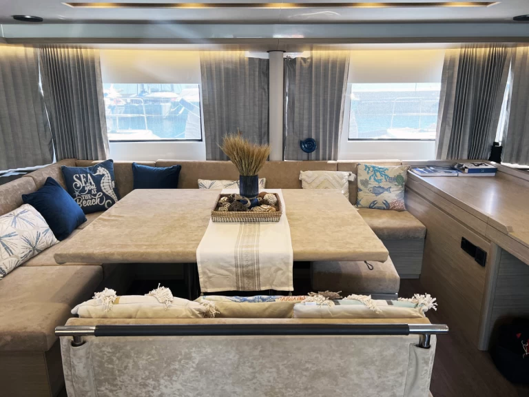 Wynajem Katamaran Lagoon z patentem 