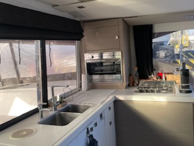 Wynajem Katamaran Fountaine Pajot z patentem 