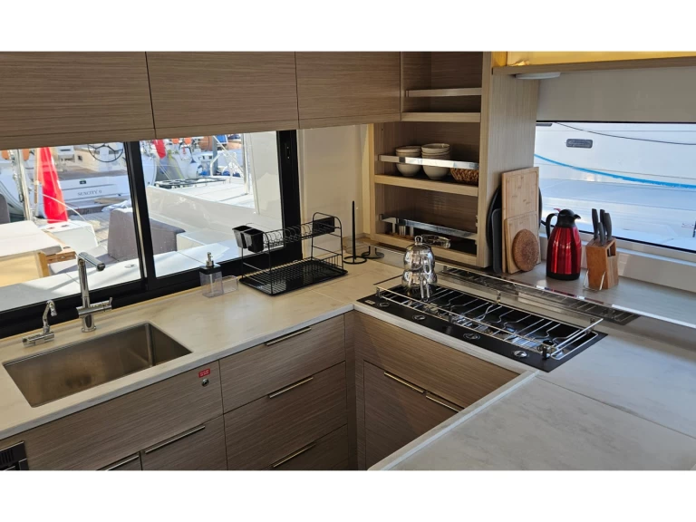 Lagoon Lagoon 46 między profesjonalistami a osobami prywatnymi w Marmaris