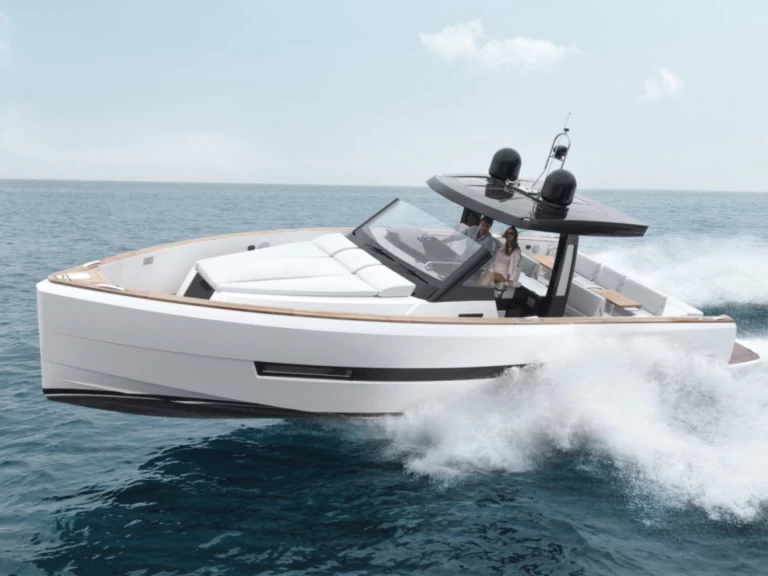 Fjord Fjord 44 Open między profesjonalistami a osobami prywatnymi w Port de Saint Tropez