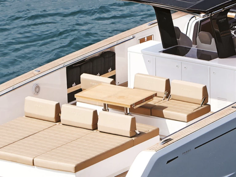 Pardo Yachts Pardo 43 między profesjonalistami a osobami prywatnymi w Port de Saint Tropez