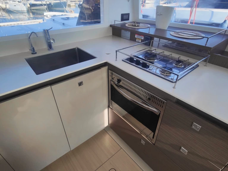 Wynajem Katamaran Leopard Catamarans / Robertson & Caine z patentem 