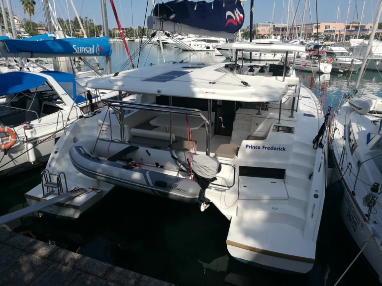 Leopard Catamarans / Robertson & Caine Leopard 45 między profesjonalistami a osobami prywatnymi w Cannigione