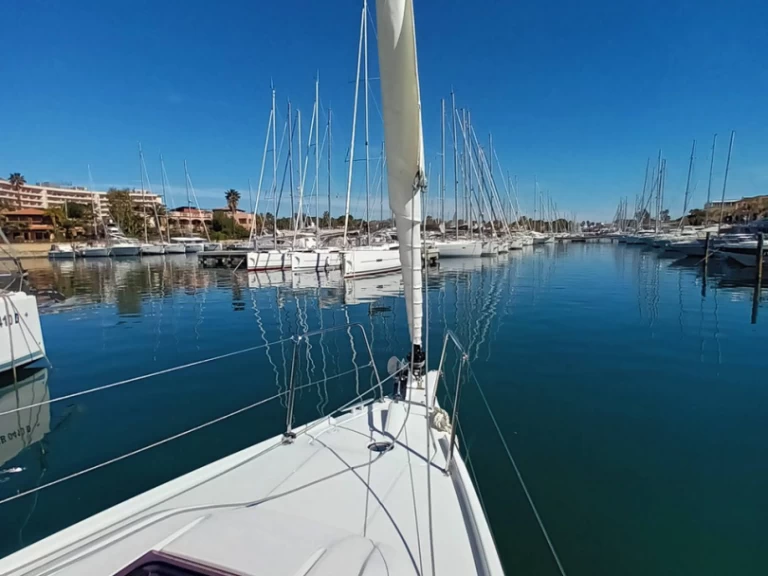 Wynajem Żaglowiec Bénéteau z patentem 