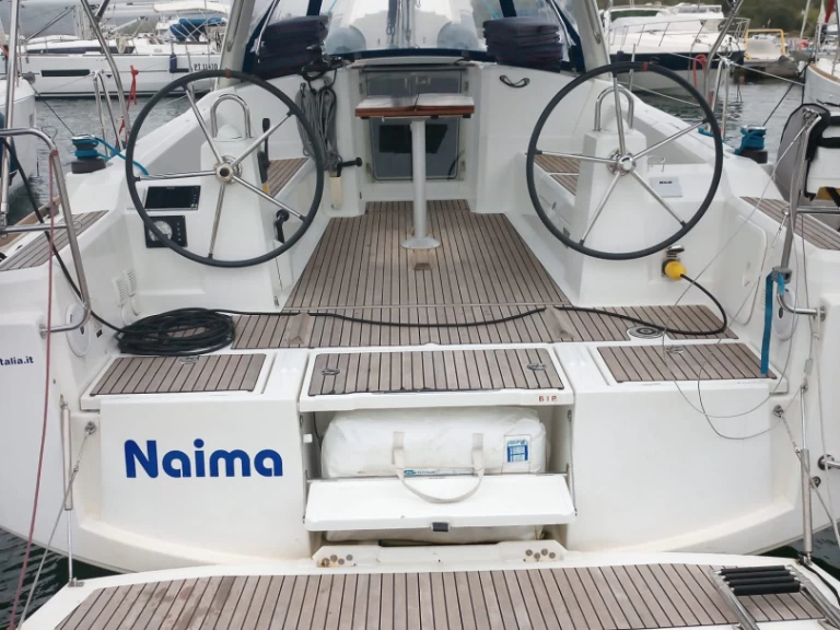 Wynajmij Bénéteau Oceanis 38.1 w Cannigione