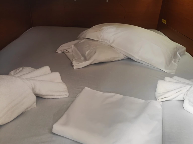 Jeanneau Sun Odyssey 440 między profesjonalistami a osobami prywatnymi w Furnari