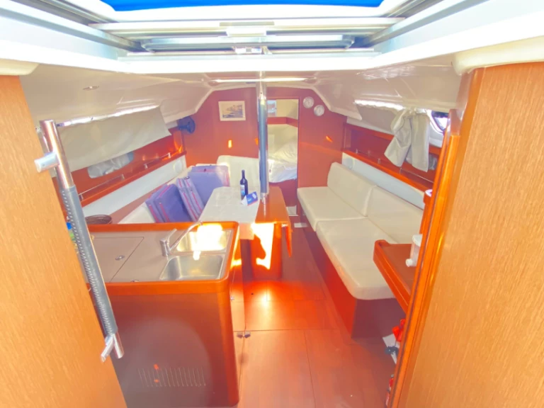 Wynajem Żaglowiec Bénéteau z patentem 