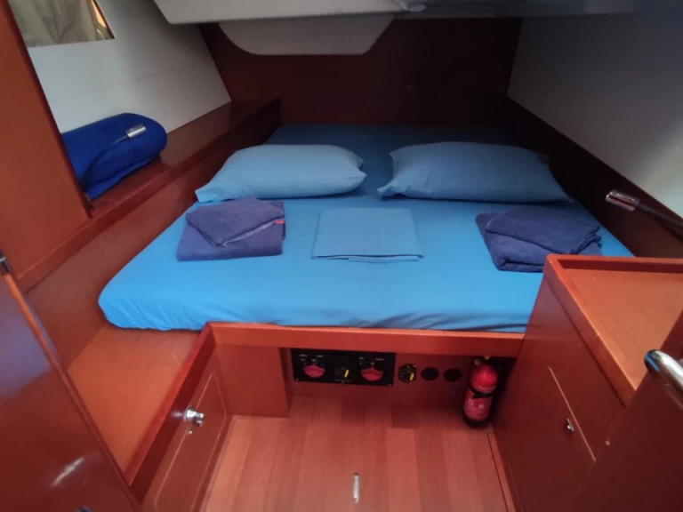 Wynajem Żaglowiec Bénéteau z patentem 