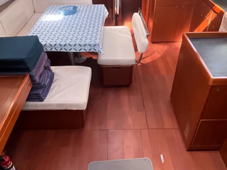 Wynajem Żaglowiec Bénéteau z patentem 