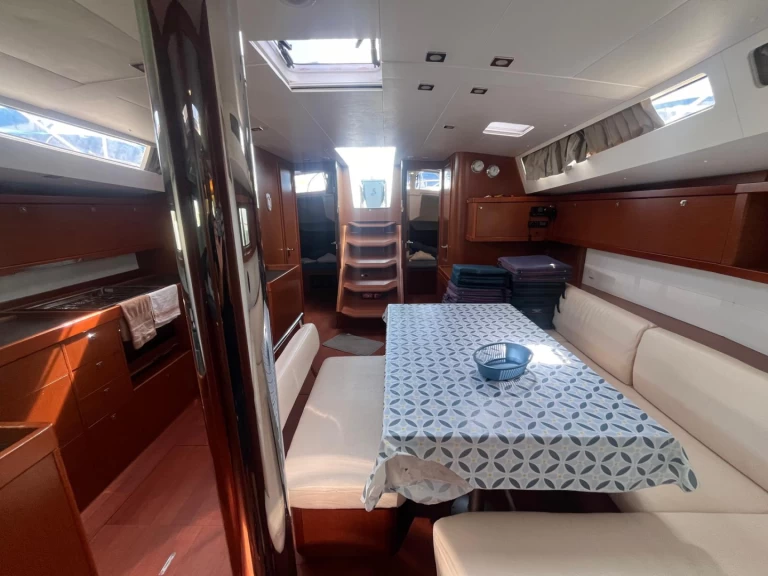 Bénéteau Oceanis 48 między profesjonalistami a osobami prywatnymi w Cannigione