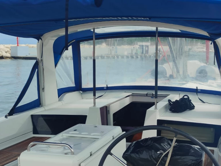 Wynajem Żaglowiec Bénéteau z patentem 