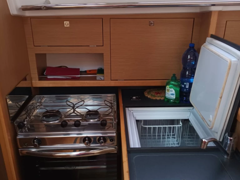 Wynajem Żaglowiec Jeanneau z patentem 