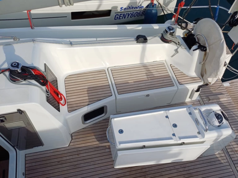 Wynajem Żaglowiec Jeanneau z patentem 