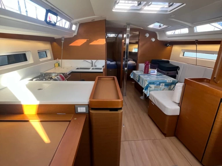 Wynajem łodzi Jeanneau Sun Odyssey 440 w Cannigione na SamBoat 