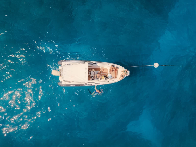 Wynajmij Łódż półsztywna z lub bez skippera Formenti w Saint-Gilles les Bains