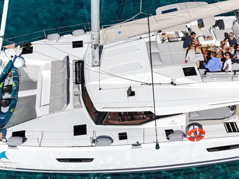 Fountaine Pajot Elba 45 między profesjonalistami a osobami prywatnymi w Porto-Vecchio