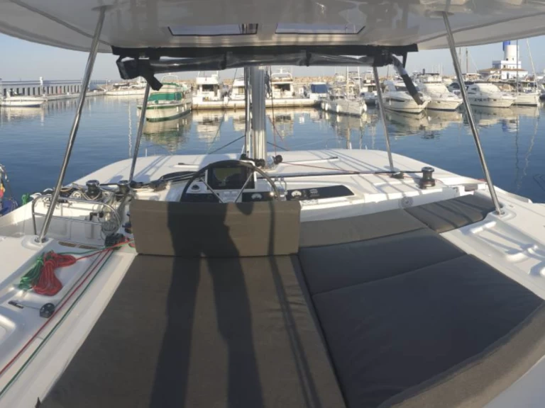 Wynajmij Lagoon Lagoon 46 w Figari