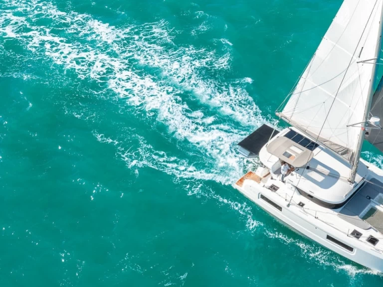 Lagoon Lagoon 38 między profesjonalistami a osobami prywatnymi w Figari