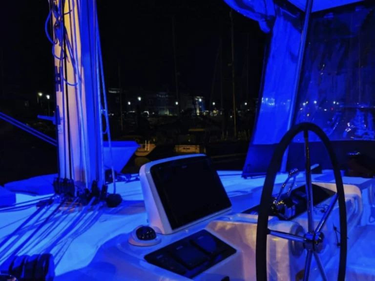 Lagoon Lagoon 46 między profesjonalistami a osobami prywatnymi w Figari