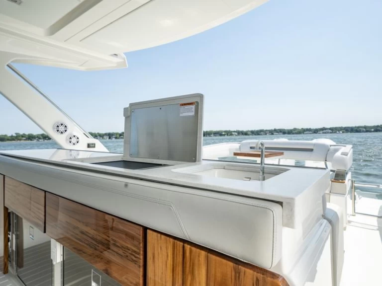 Wynajem Luksusowy jacht Tiara z patentem 