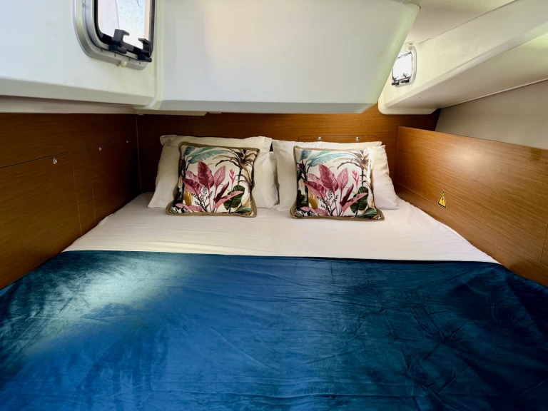 Jeanneau Sun Odyssey 490 między profesjonalistami a osobami prywatnymi w Piso Livadi