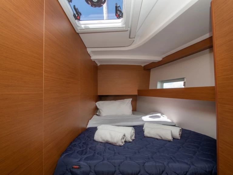 Wynajem Żaglowiec Jeanneau z patentem 