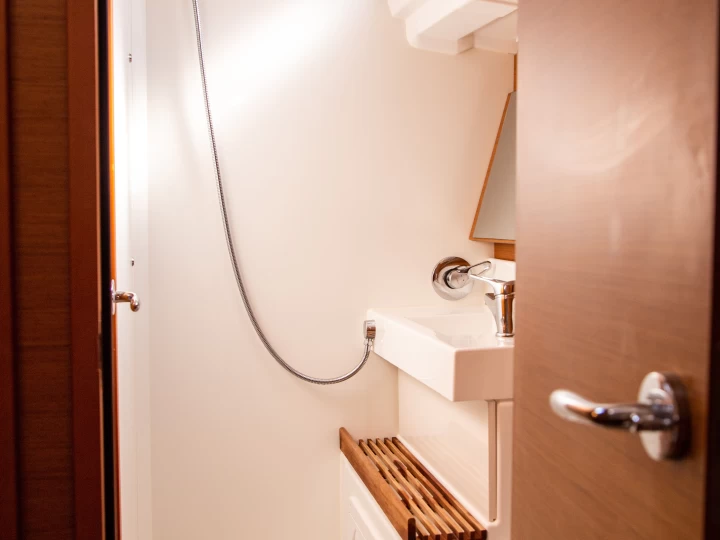 Wynajem Żaglowiec Jeanneau z patentem 