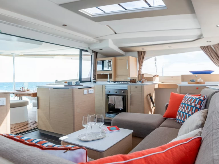 Wynajem Katamaran Fountaine Pajot z patentem 
