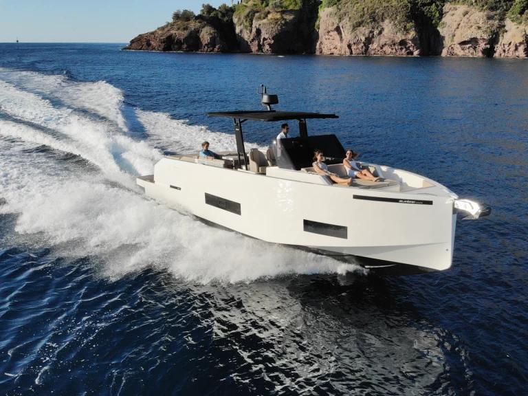 De Antonio De Antonio D42 Open między profesjonalistami a osobami prywatnymi w Lavrio