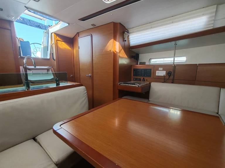 Wynajem Żaglowiec Jeanneau z patentem 