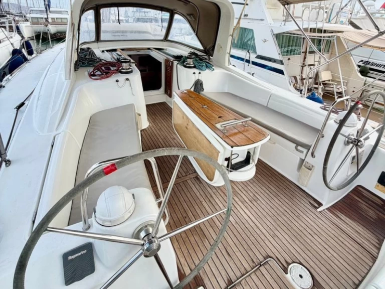 Wynajem Żaglowiec Bénéteau z patentem 