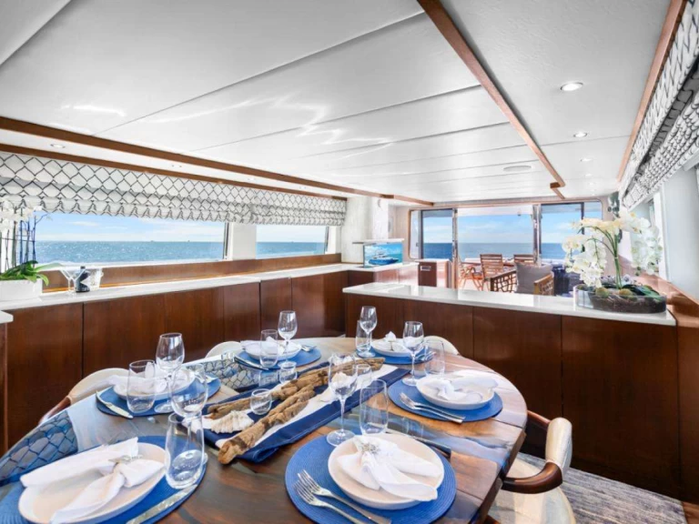 Maiora AZURE  między profesjonalistami a osobami prywatnymi w Nassau