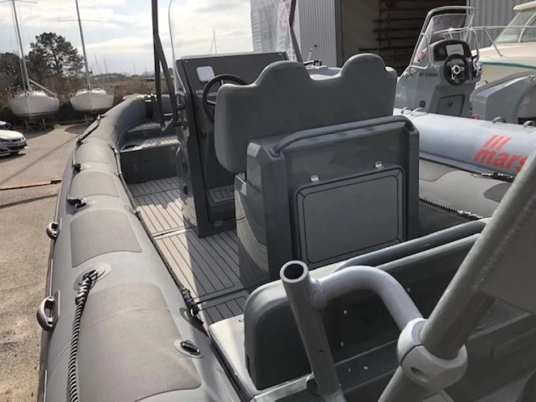 Highfield Patrol 660 między profesjonalistami a osobami prywatnymi w Port-Haliguen