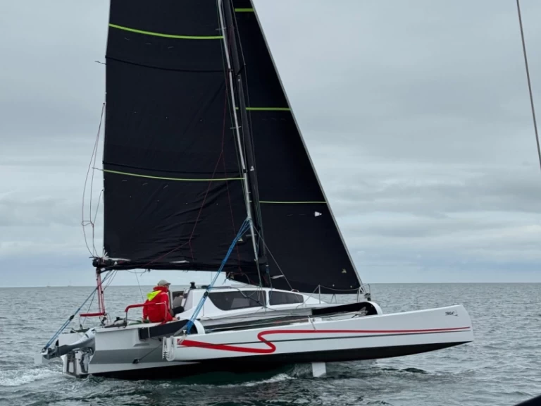 Tricat TRICAT 8.50 między profesjonalistami a osobami prywatnymi w La Trinité-sur-Mer