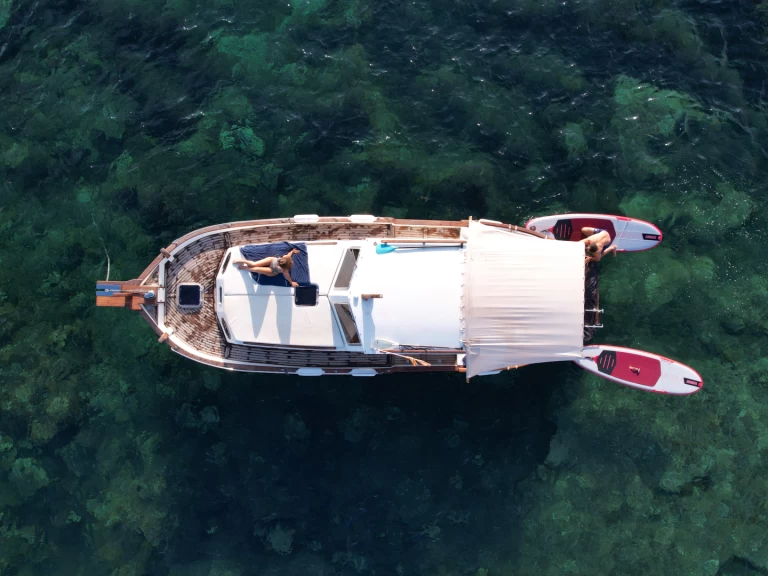 Wynajem łodzi Mahon tanio llaut menorquin