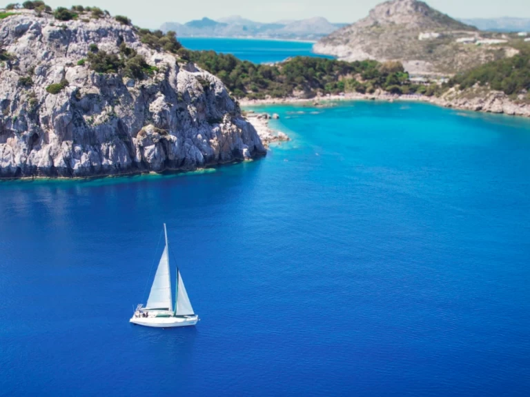 Wynajem Żaglowiec Bénéteau z patentem 