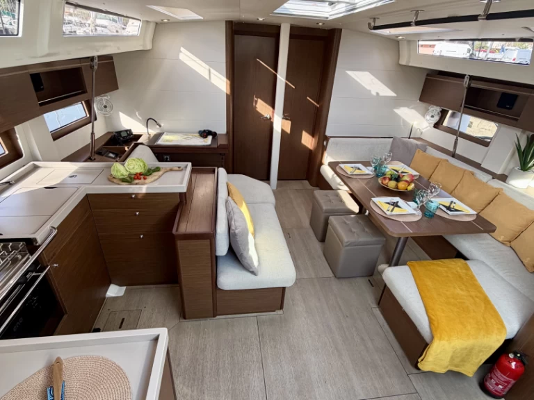 Wynajem Żaglowiec Bénéteau z patentem 