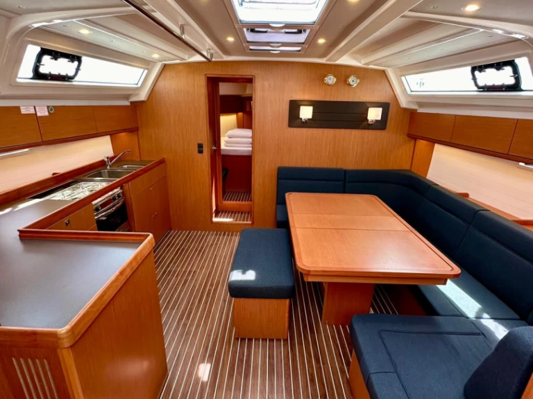 Bavaria Cruiser 46 między profesjonalistami a osobami prywatnymi w Sukosan