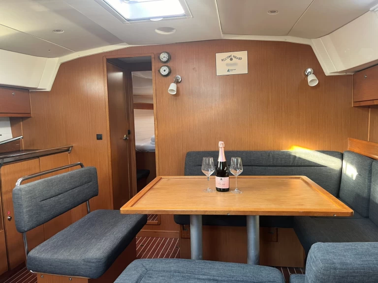 Bavaria Cruiser 45 między profesjonalistami a osobami prywatnymi w Sukosan