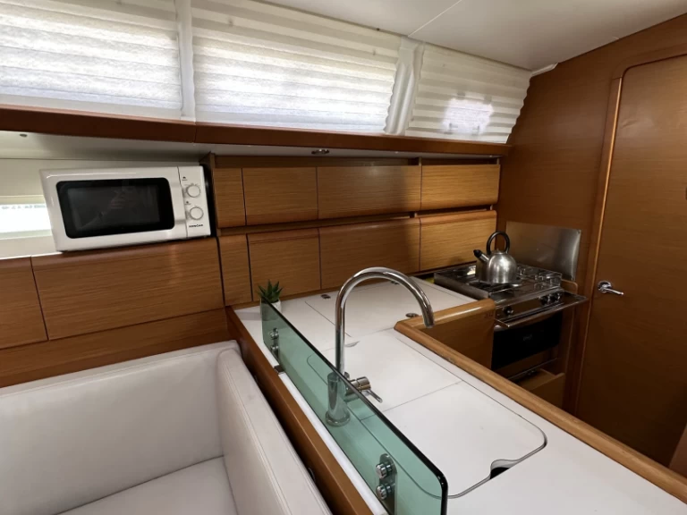 Wynajem Żaglowiec Jeanneau z patentem 