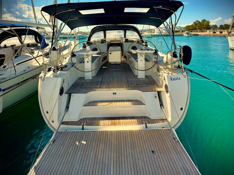 Bavaria Cruiser 45 między profesjonalistami a osobami prywatnymi w Sukosan