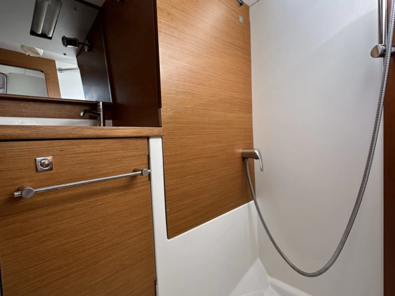 Wynajem Żaglowiec Jeanneau z patentem 