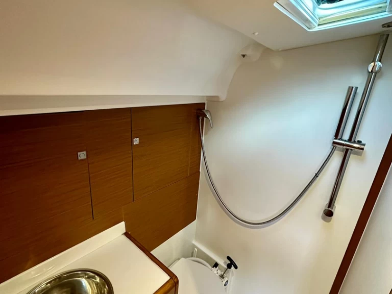 Jeanneau Sun Odyssey 449 między profesjonalistami a osobami prywatnymi w Sukosan