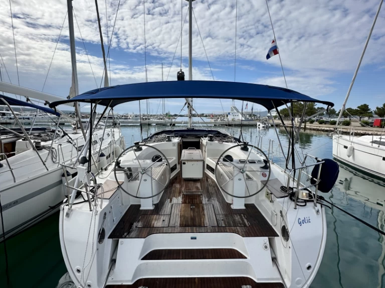 Bavaria Cruiser 45 między profesjonalistami a osobami prywatnymi w Sukosan